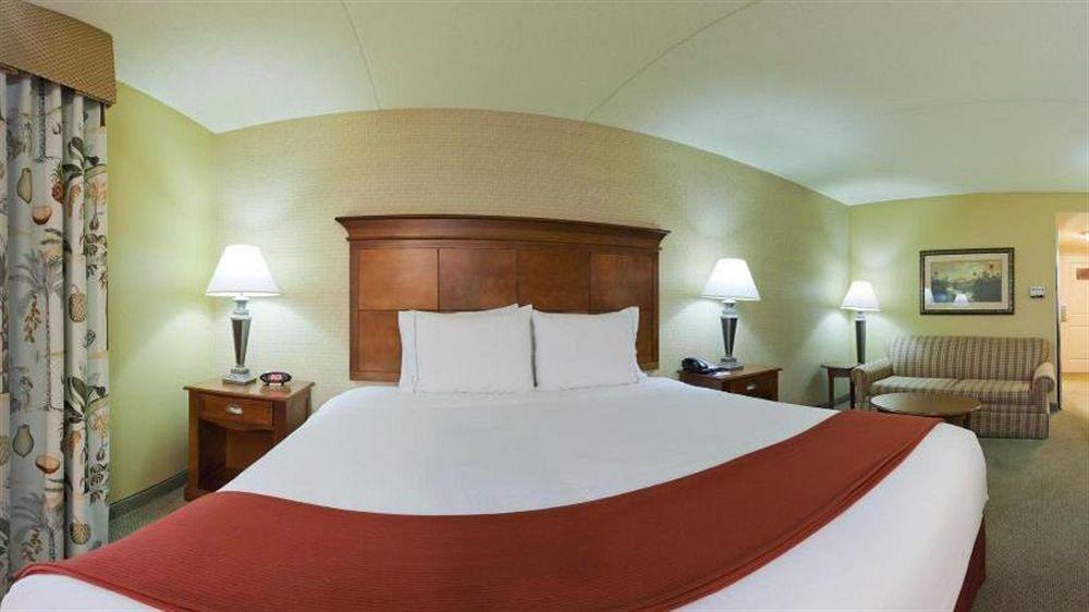 Holiday Inn Express & Suites Bloomington, An Ihg Hotel Exterior photo