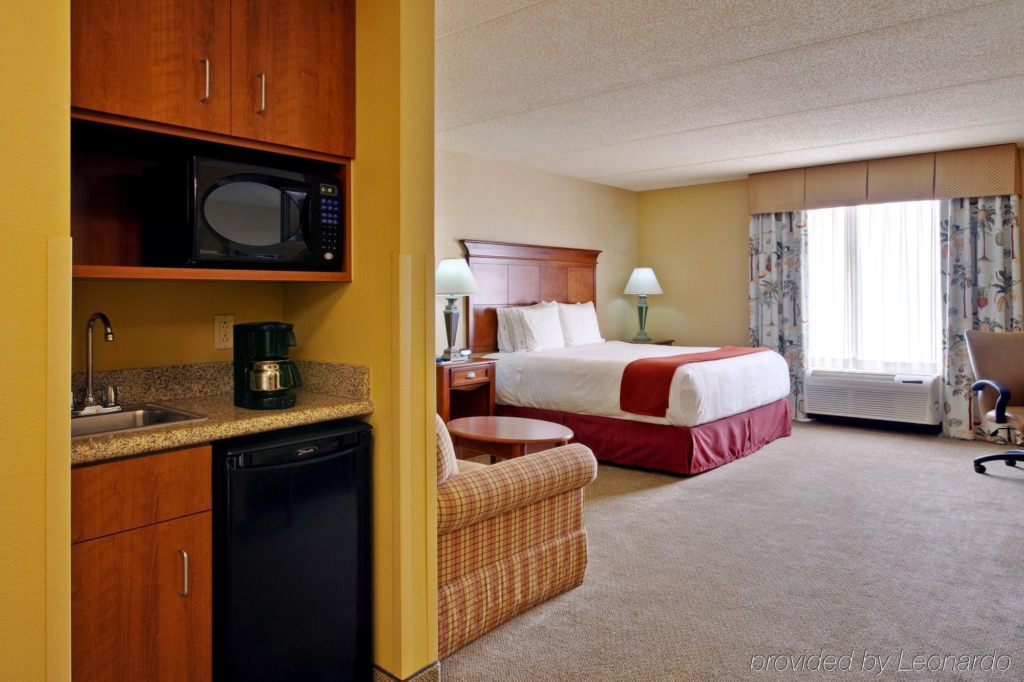 Holiday Inn Express & Suites Bloomington, An Ihg Hotel Room photo
